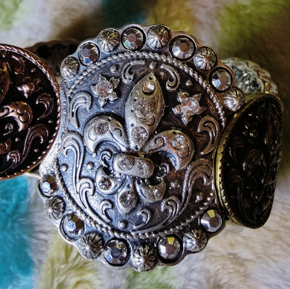 🎊Fluer De Lis Stretch Rhinestone Silver tone  Bracelet. - Picture 2 of 5